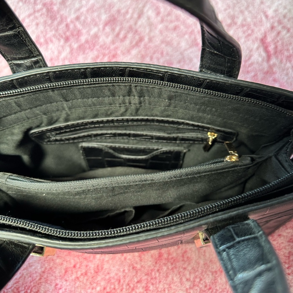 Classic style vegan handbag - Picture 8 of 9